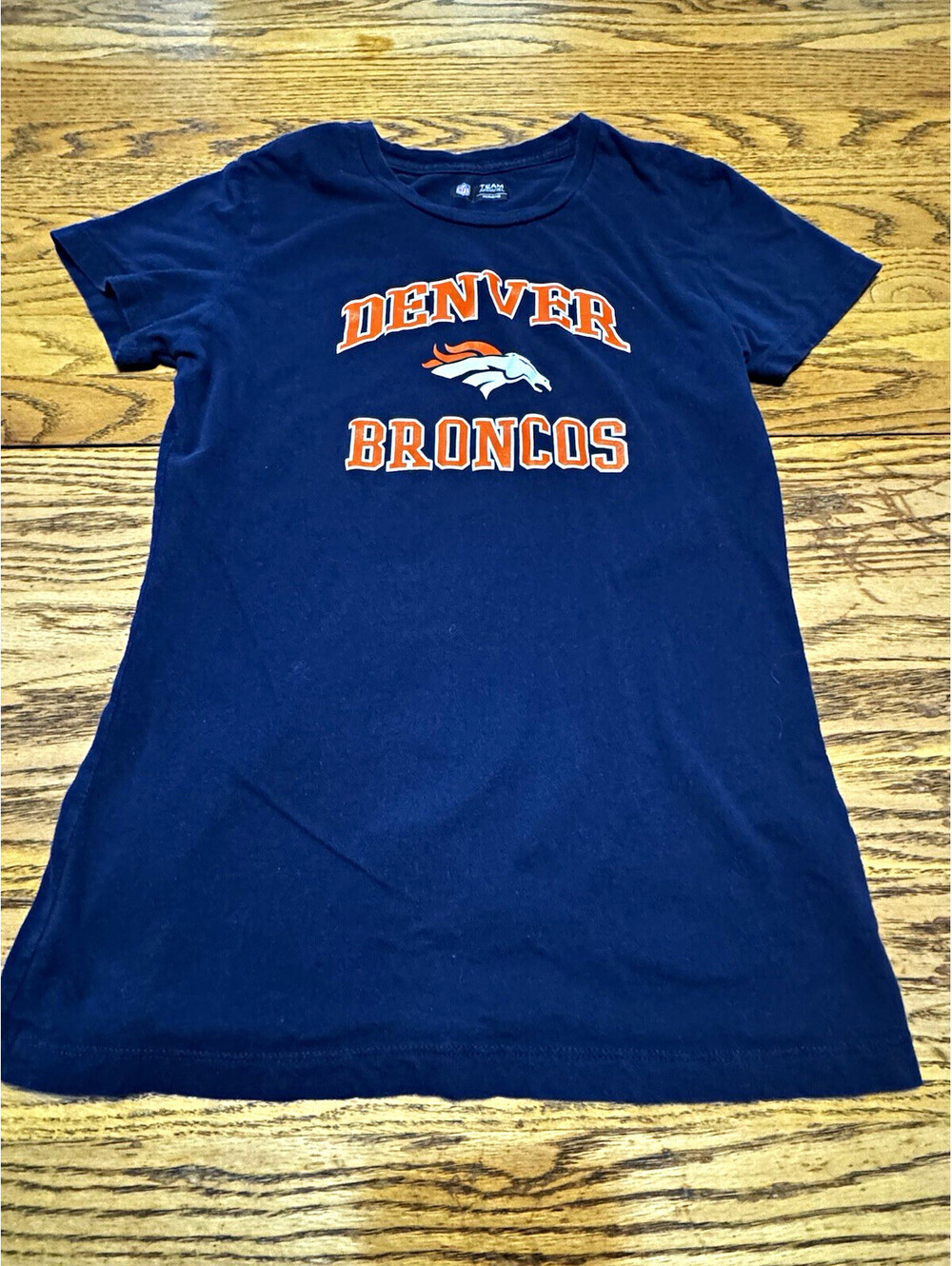 Denver Broncos Women’s Medium T-Shirt Navy NFL Team Apparel 2010 Logo Tee